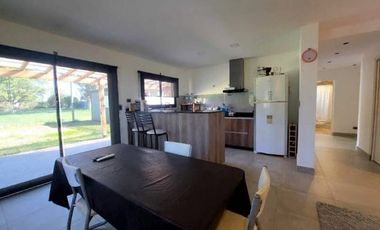 Venta casa moderna en esquina, Camet Norte