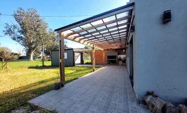 Venta casa moderna en esquina, Camet Norte