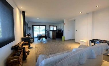 Venta casa moderna en esquina, Camet Norte