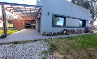 Venta casa moderna en esquina, Camet Norte