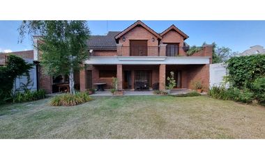 Venta Hermoso Chalet Centrico en Lujan