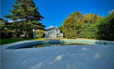 Venta Casa en Club Campo de Golf Praderas de Lujan