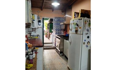 CASA CON GALPON en venta