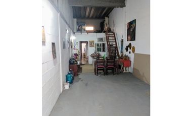 CASA CON GALPON en venta