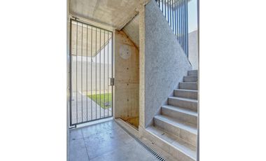 monoambiente en venta en lujan centro con balcón al frente