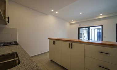Departamento 3 ambientes planta baja con galeria y parrillla