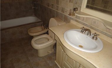 casa a la venta en lujan calle padre varela esquina italia plazoleta rosario