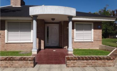 casa a la venta en lujan calle padre varela esquina italia plazoleta rosario
