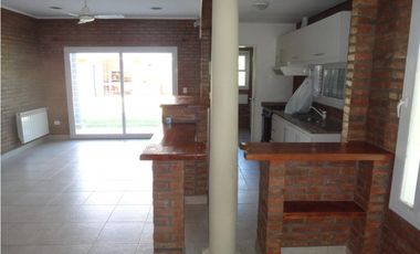 casa a la venta en lujan calle padre varela esquina italia plazoleta rosario