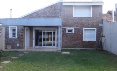 casa a la venta en lujan calle padre varela esquina italia plazoleta rosario