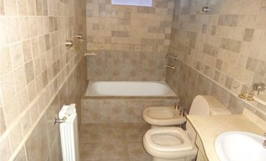 casa a la venta en lujan calle padre varela esquina italia plazoleta rosario