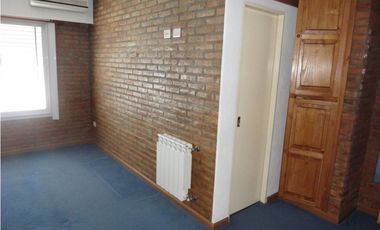 casa a la venta en lujan calle padre varela esquina italia plazoleta rosario