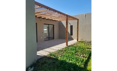 Casa a la venta en Barrio cerrado Los Juncos lote Q7