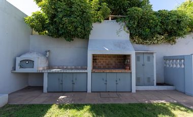 Casa a la venta en lujan centro calle Hipolito Yrigoyen 1182