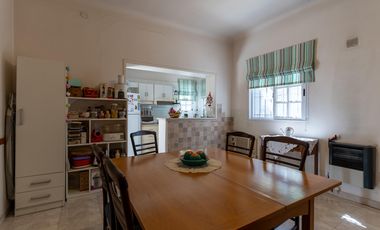 Casa a la venta en lujan centro calle Hipolito Yrigoyen 1182