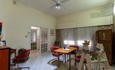 Casa a la venta en lujan centro calle Hipolito Yrigoyen 1182