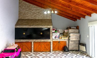 casa en venta en lujan centro calle zitarrosa y av f. beschtedt