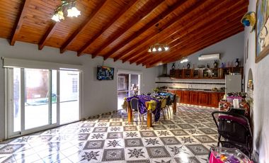 casa en venta en lujan centro calle zitarrosa y av f. beschtedt