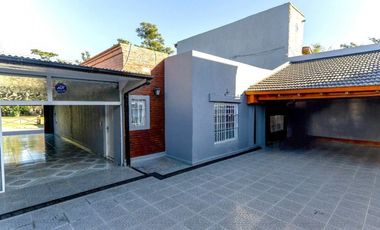 casa en venta en lujan centro calle zitarrosa y av f. beschtedt