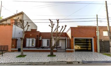 casa en venta en lujan centro calle zitarrosa y av f. beschtedt