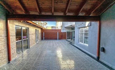 casa en venta en lujan centro calle zitarrosa y av f. beschtedt