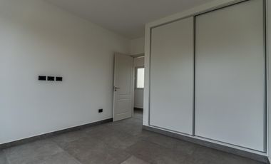 Casa a estrenar de 5 ambientes en venta  en Everlinks Golf