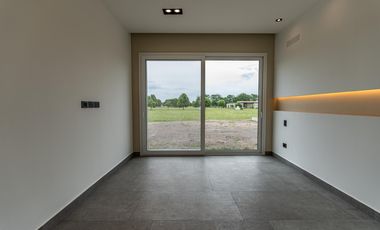 Casa a estrenar de 5 ambientes en venta  en Everlinks Golf