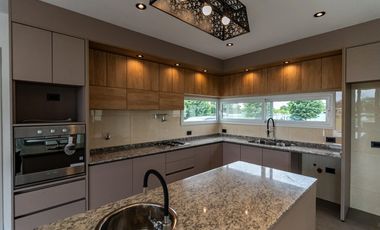 Casa a estrenar de 5 ambientes en venta  en Everlinks Golf