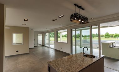 Casa a estrenar de 5 ambientes en venta  en Everlinks Golf