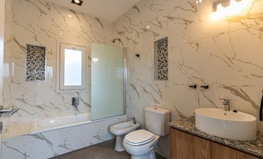 Casa a estrenar de 5 ambientes en venta  en Everlinks Golf