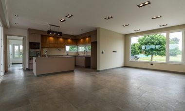 Casa a estrenar de 5 ambientes en venta  en Everlinks Golf