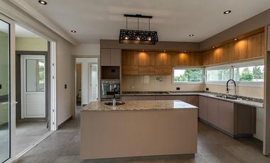 Casa a estrenar de 5 ambientes en venta  en Everlinks Golf