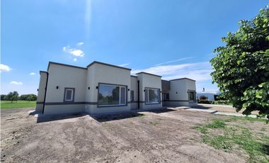 Casa a estrenar de 5 ambientes en venta  en Everlinks Golf