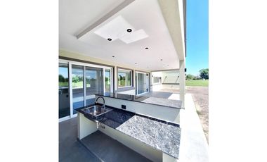 Casa a estrenar de 5 ambientes en venta  en Everlinks Golf