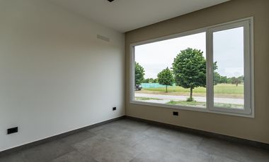 Casa a estrenar de 5 ambientes en venta  en Everlinks Golf