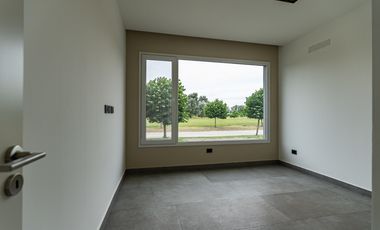 Casa a estrenar de 5 ambientes en venta  en Everlinks Golf