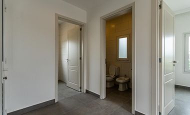 Casa a estrenar de 5 ambientes en venta  en Everlinks Golf