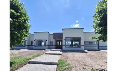 Casa a estrenar de 5 ambientes en venta  en Everlinks Golf