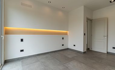 Casa a estrenar de 5 ambientes en venta  en Everlinks Golf