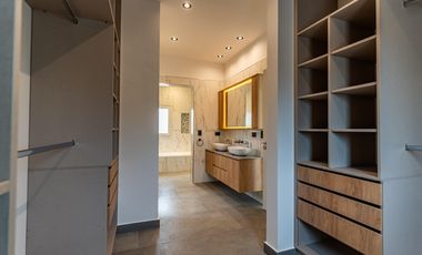 Casa a estrenar de 5 ambientes en venta  en Everlinks Golf