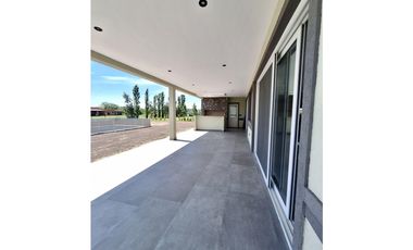 Casa a estrenar de 5 ambientes en venta  en Everlinks Golf