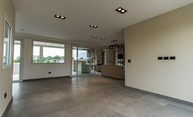 Casa a estrenar de 5 ambientes en venta  en Everlinks Golf