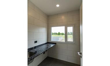 Casa a estrenar de 5 ambientes en venta  en Everlinks Golf