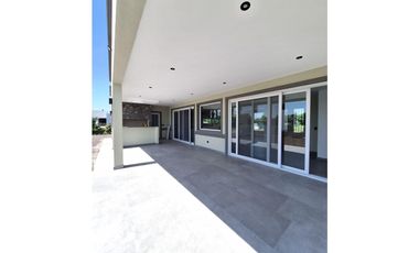 Casa a estrenar de 5 ambientes en venta  en Everlinks Golf