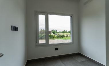 Casa a estrenar de 5 ambientes en venta  en Everlinks Golf