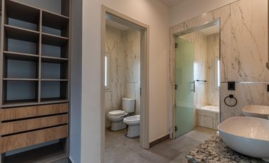 Casa a estrenar de 5 ambientes en venta  en Everlinks Golf