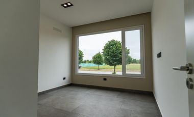 Casa a estrenar de 5 ambientes en venta  en Everlinks Golf