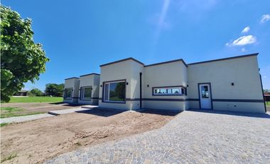 Casa a estrenar de 5 ambientes en venta  en Everlinks Golf