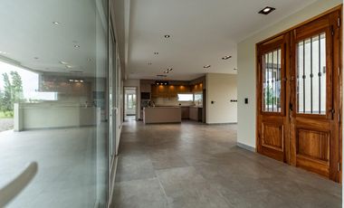 Casa a estrenar de 5 ambientes en venta  en Everlinks Golf