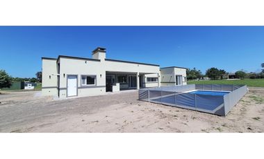 Casa a estrenar de 5 ambientes en venta  en Everlinks Golf